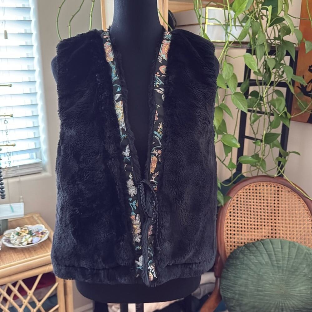 Free People Black Faux Fur Floral Brocade Trim Lined Boho Hippie Tie Front Vest